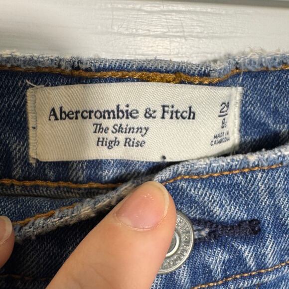 Abercrombie & Fitch The Skinny High Rise Frayed Hem - Picture 9 of 10